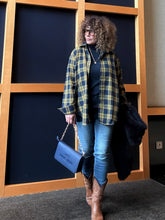 Cargar imagen en el visor de la galería, CAMISA CUADROS CHIC