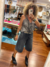Cargar imagen en el visor de la galería, BERMUDA JEAN GRIS
