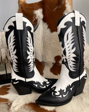 Cargar imagen en el visor de la galería, BOTA COWBOY BLACK/WHITE

