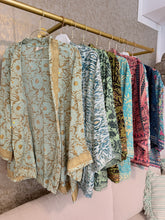 Cargar imagen en el visor de la galería, KIMONO SEDA CORTO
