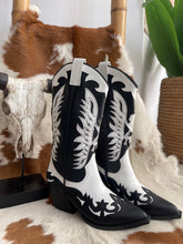 Cargar imagen en el visor de la galería, BOTA COWBOY BLACK/WHITE
