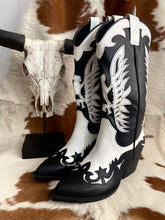 Cargar imagen en el visor de la galería, BOTA COWBOY BLACK/WHITE
