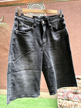 Cargar imagen en el visor de la galería, BERMUDA JEAN GRIS
