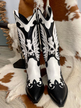 Cargar imagen en el visor de la galería, BOTA COWBOY BLACK/WHITE
