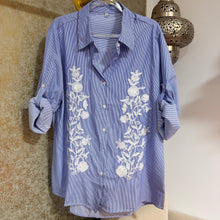 Cargar imagen en el visor de la galería, CAMISA RAYAS/BORDADOS
