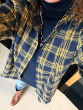 Cargar imagen en el visor de la galería, CAMISA CUADROS CHIC
