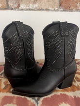 Cargar imagen en el visor de la galería, BOTA COWBOY BLACK/TACHAS
