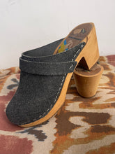 Cargar imagen en el visor de la galería, ZUECO JEAN
