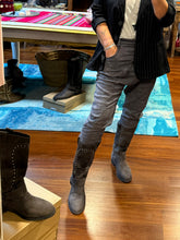 Cargar imagen en el visor de la galería, BOTA BIKER TACHAS GRIS
