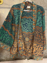 Cargar imagen en el visor de la galería, KIMONO SEDA CORTO
