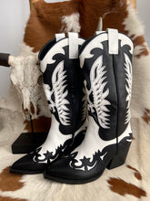 Cargar imagen en el visor de la galería, BOTA COWBOY BLACK/WHITE
