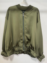 Cargar imagen en el visor de la galería, BOMBER VISCOSA TOP
