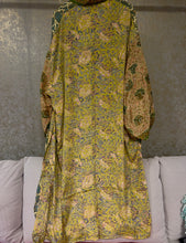Cargar imagen en el visor de la galería, KIMONO SEDA MAX
