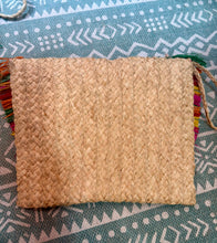 Cargar imagen en el visor de la galería, CLUTCH RAFIA
