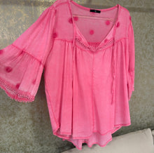 Cargar imagen en el visor de la galería, BLUSA FUCSIA BOHO
