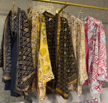 Cargar imagen en el visor de la galería, KIMONO SEDA CORTO
