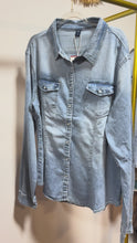 Cargar y reproducir el video en el visor de la galería, CAMISA JEAN CLAR
